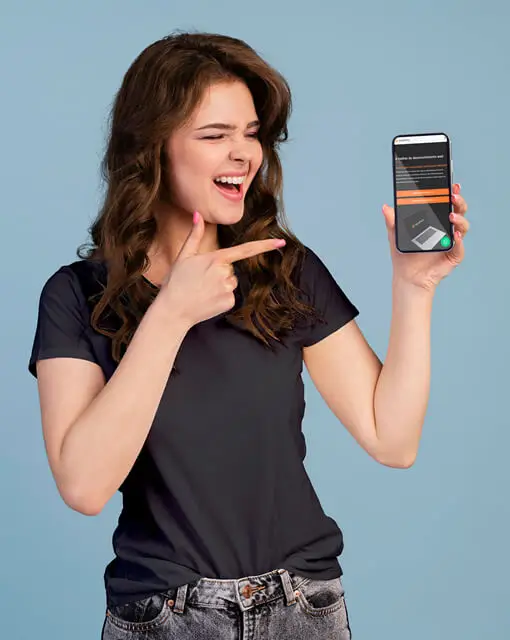 Mulher mostrando o site da Volkertek no celular